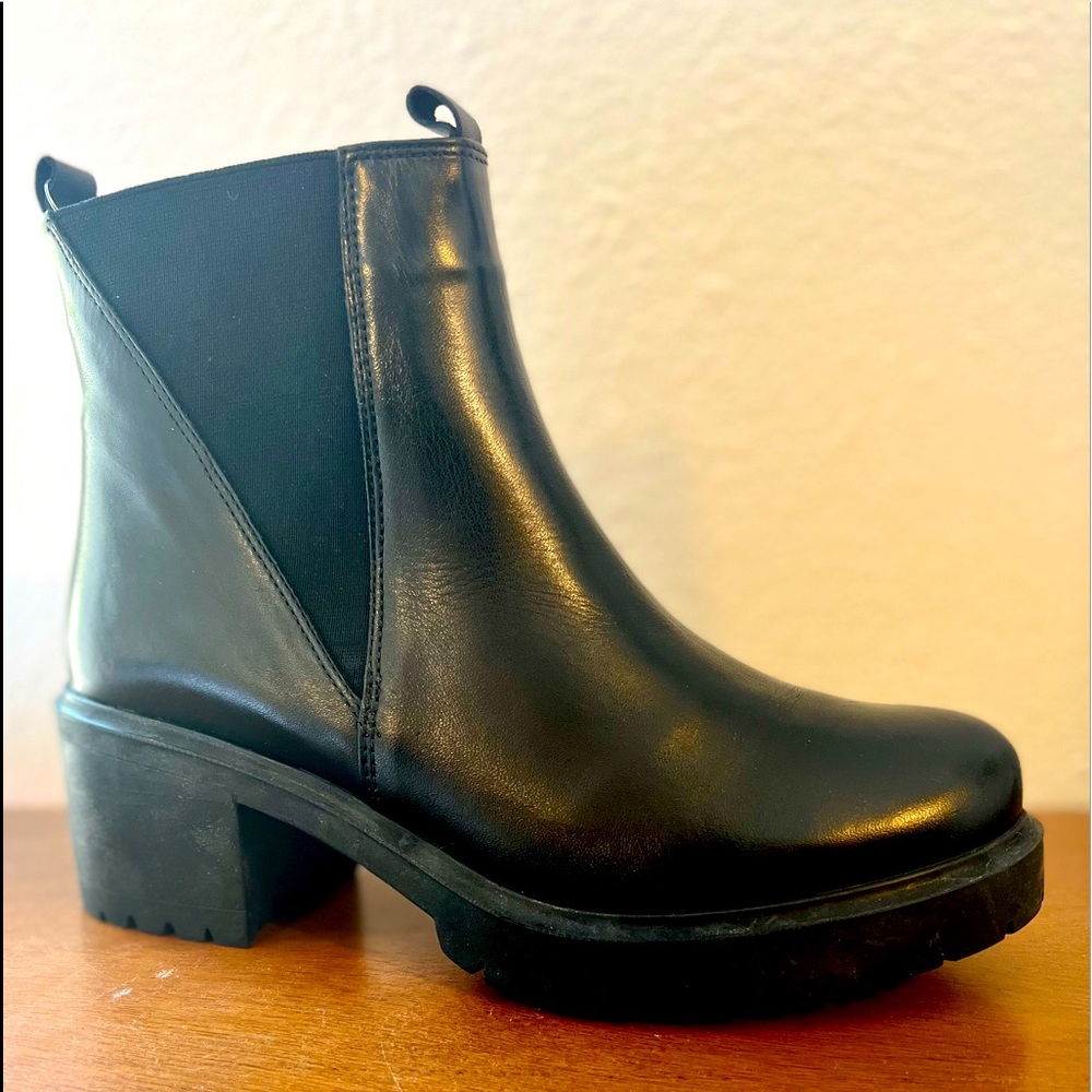 Barneys New York Black Chunky Boots sz 9 NIB